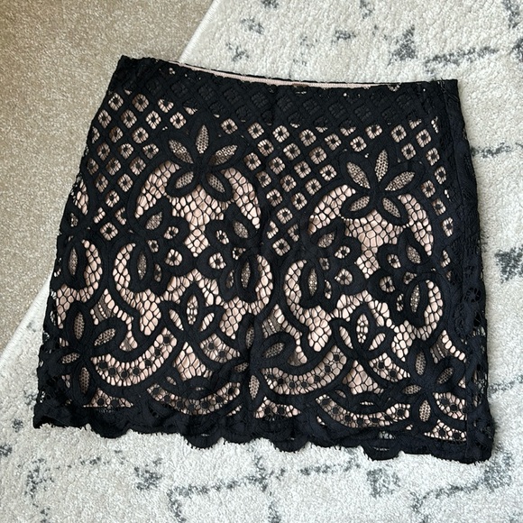 FREE PEOPLE Size Small Black Lace on Tan Liner skirt - Picture 1 of 6